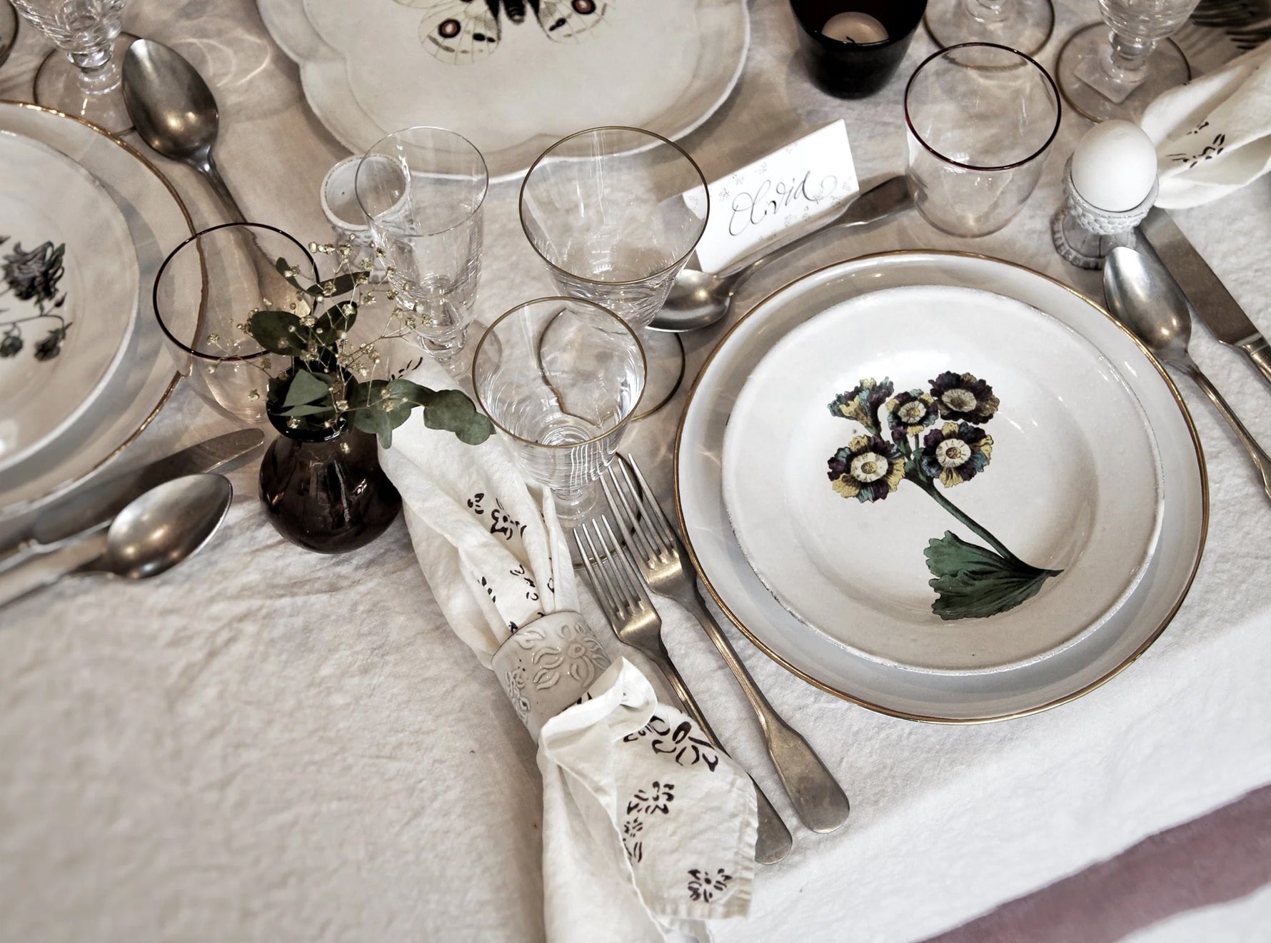 Cornice Linen Tablecloth in Grape Purple