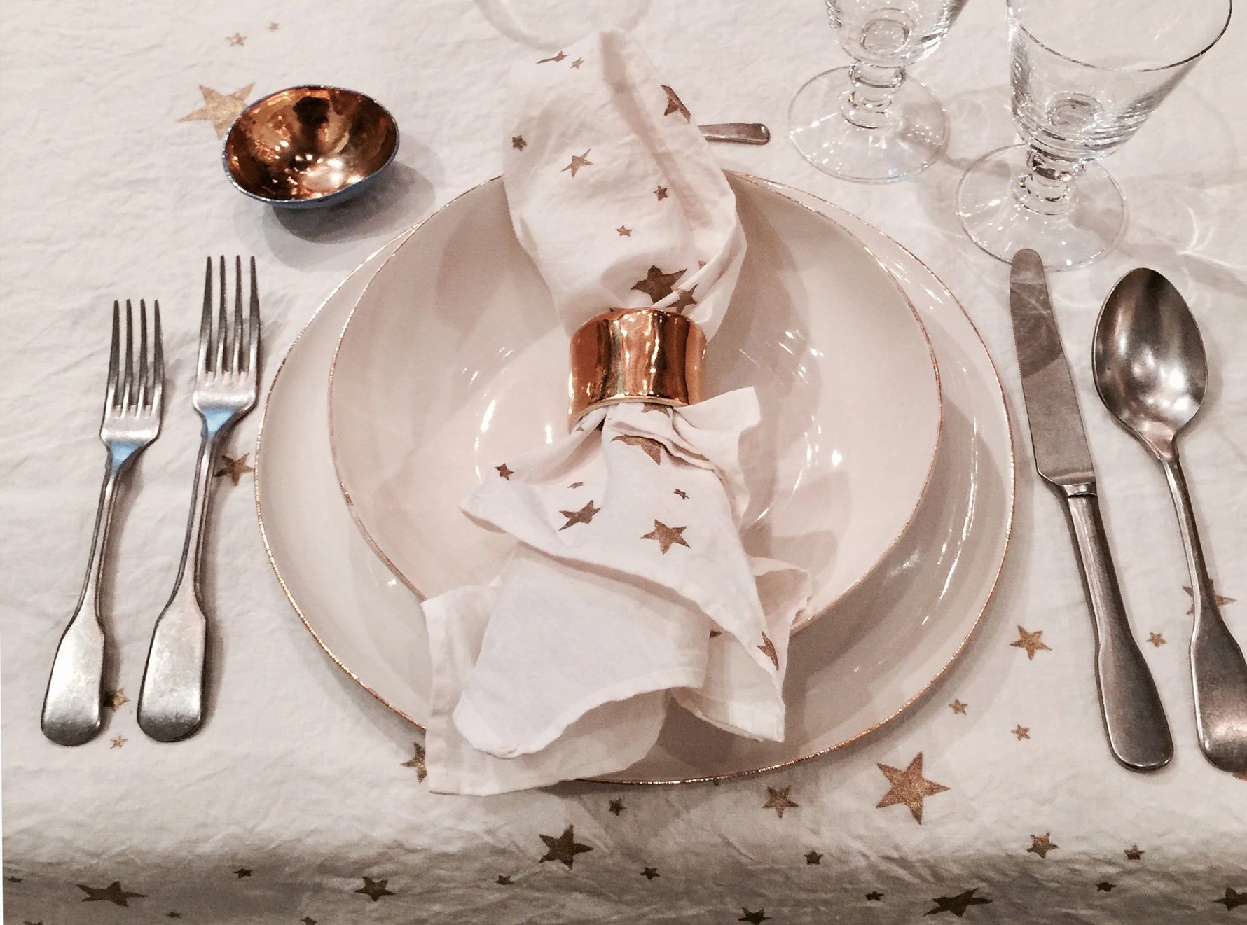 Falling Stars Linen Tablecloth in White with Gold Stars