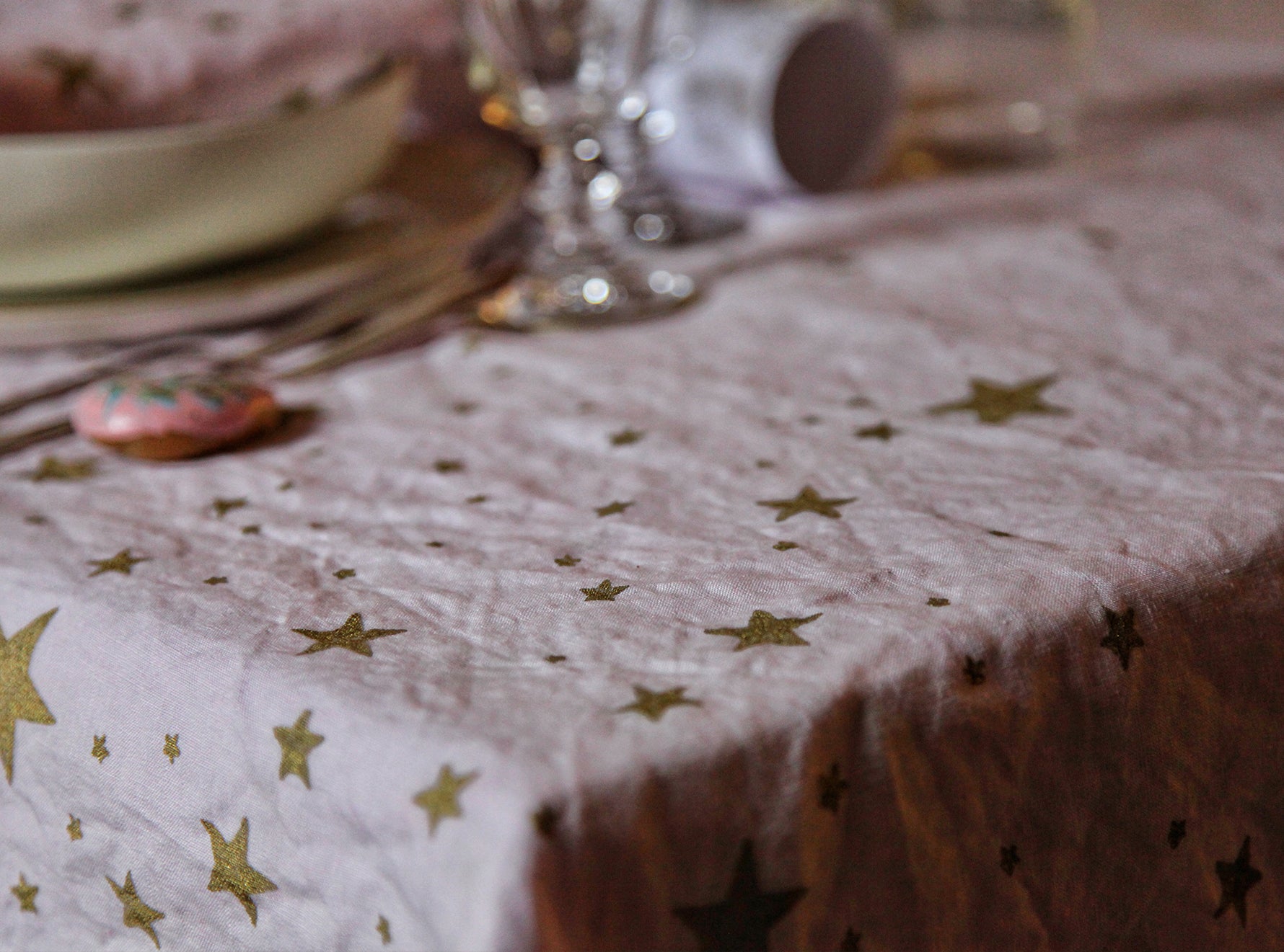 Falling Stars Linen Tablecloth in Light Pink