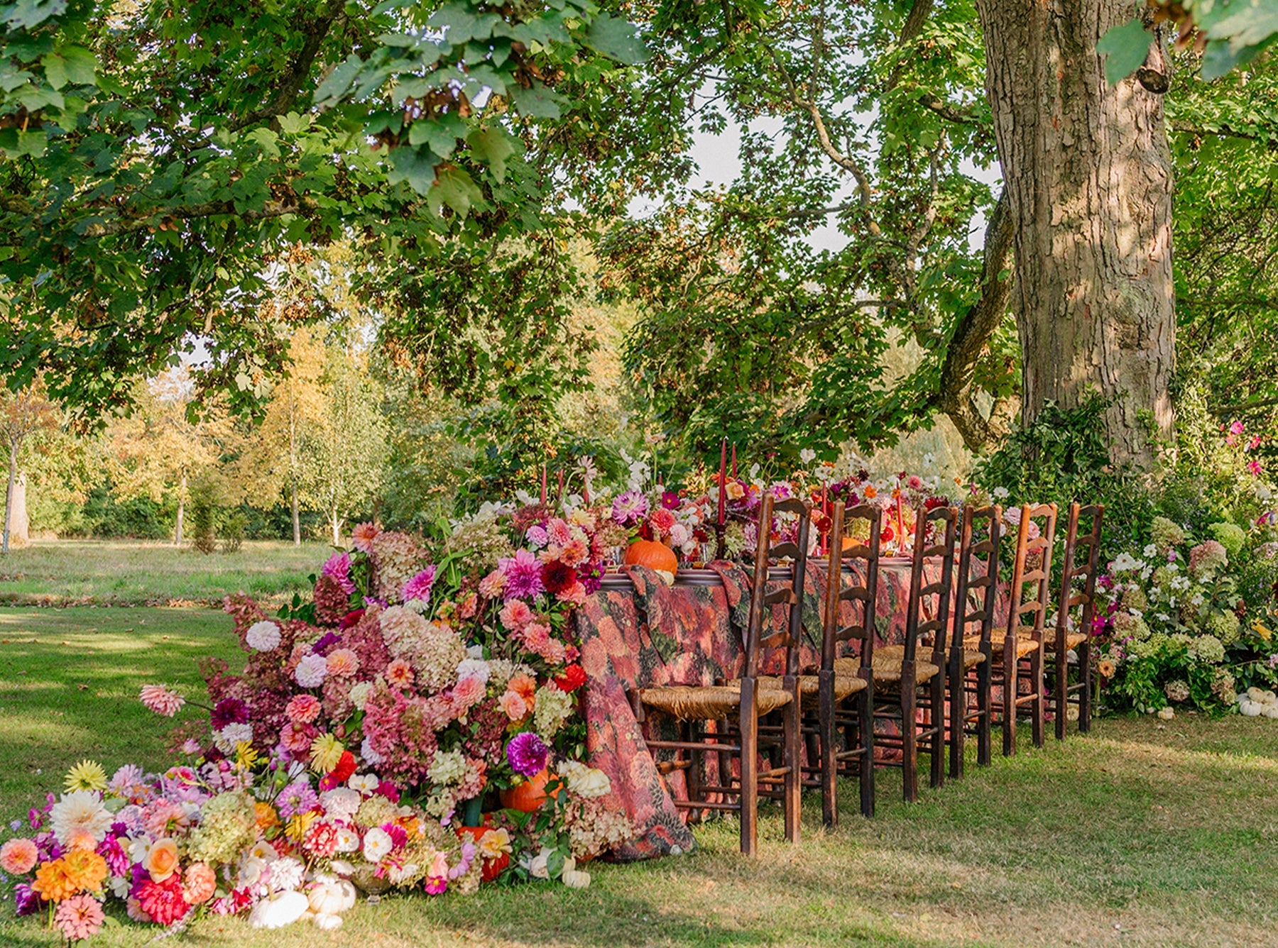 Dahlia Linen Tablecloth in Red & Purple