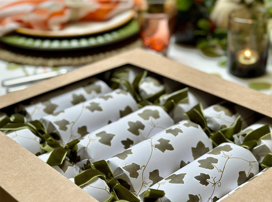 Box of 6 Ivy Crackers With Green Velvet Bows (UK ONLY)